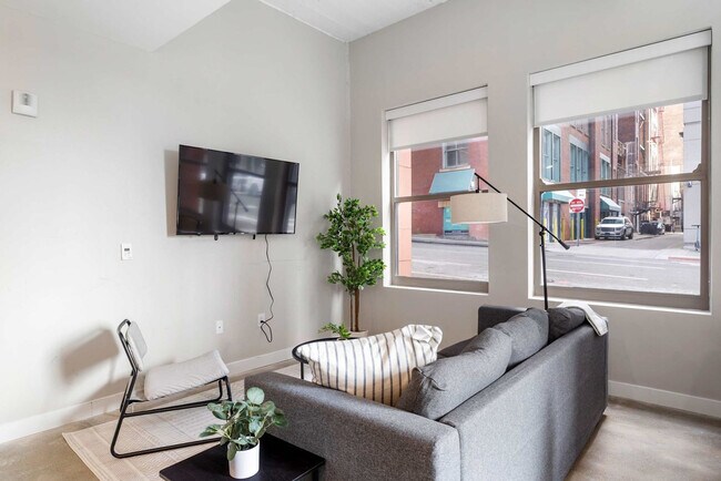 Building Photo - 205 W 4th St