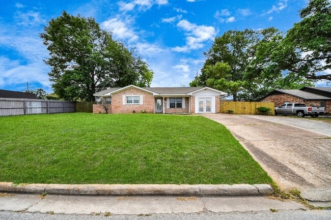 Foto del edificio - 811 Hillcrest Dr