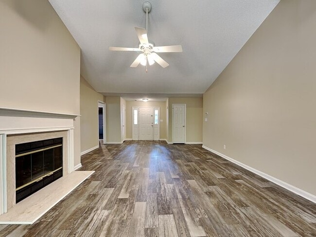 Building Photo - Spacious Retreat with Vaulted Ceilings & P...