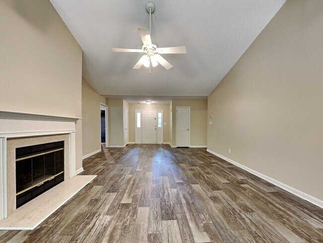 Foto del edificio - Spacious Retreat with Vaulted Ceilings & P...