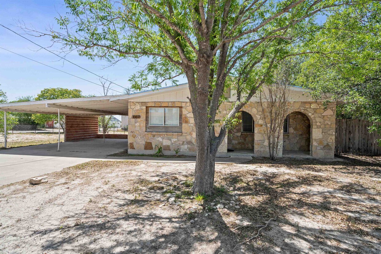 Foto principal - 1007 E 2nd St