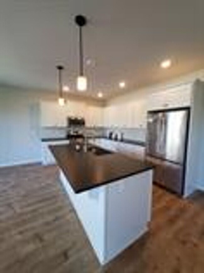 Foto del edificio - Beautiful 3 BDRM 2 1/2 Bath Townhome for Rent