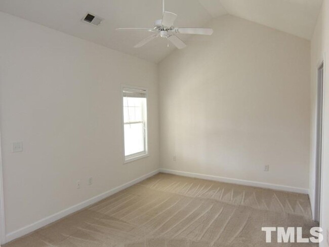 Building Photo - Excellent townhome in Raleigh!