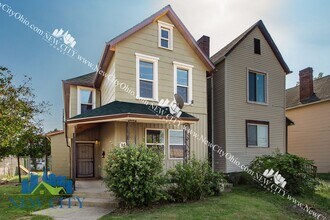 Building Photo - 842 St Clair Ave