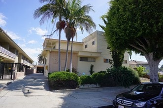 Building Photo - 2 Bedroom 2 Bath With Parking AND Close to SoFi & K Line! Won't Last Long!