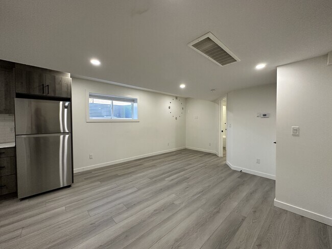 Photo du bâtiment - 17931-17960 60 St NW