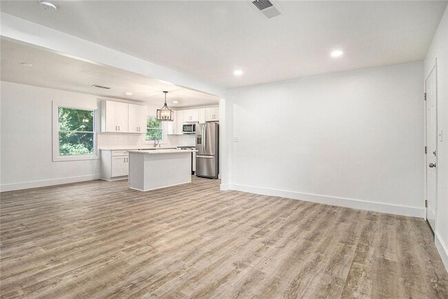 Building Photo - 1317 Redford Dr SE