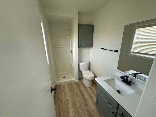 Foto del edificio - 303 W 16th St