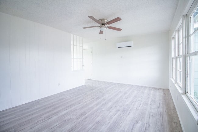 Building Photo - Updated 2 bed 1 bath home