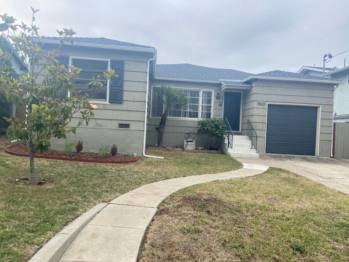 Foto principal - 4 Bedroom 3 Bath + Office / 5th Bedroom Ho...