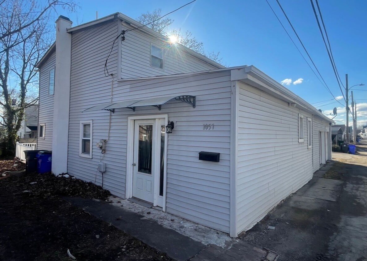 Primary Photo - Renovated 3 Bedroom 2.5 bath house in Pott...