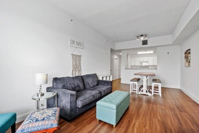 Foto del edificio - 1200 Town Center Dr