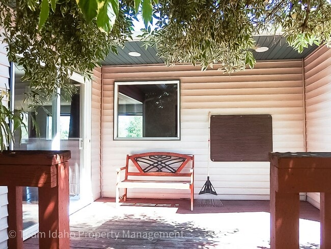 Building Photo - Hard to Find! Pet friendly home with attached garage in Moscow