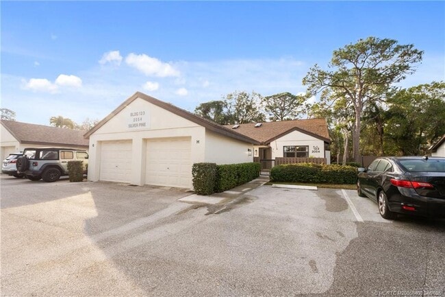 Building Photo - 2054 SW Silver Pine Way