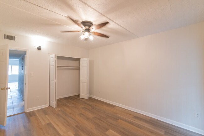 Foto del edificio - 830 E Park Ave