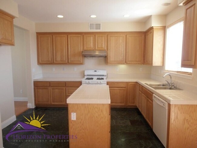 Foto del edificio - Bright 4 Bed 2.5 Bath 1,876sqft North Nato...