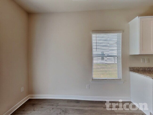 Building Photo - 3326 Quintana Dr