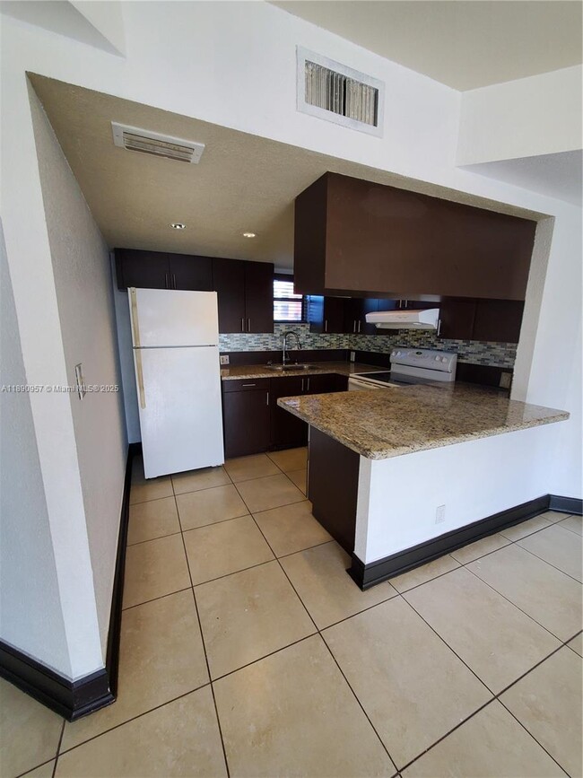 Foto del edificio - 8290 Lake Dr