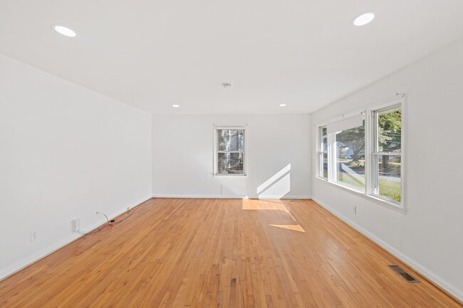 Building Photo - 1416 Woodland Hills Dr NE