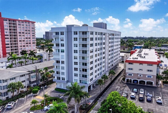 Building Photo - 3113 S Ocean Dr