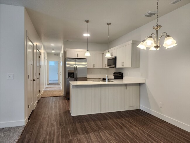 Building Photo - 4735 S Alder Dr