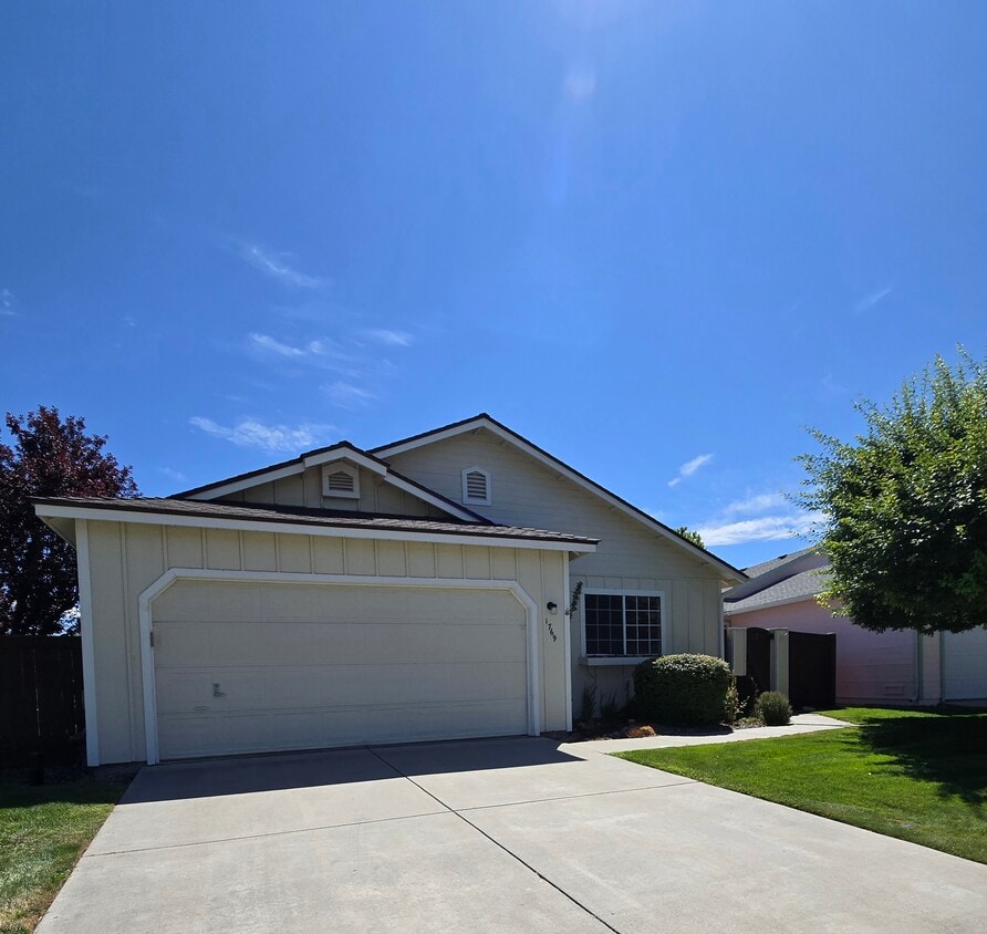 Primary Photo - 1769 Heather Cir
