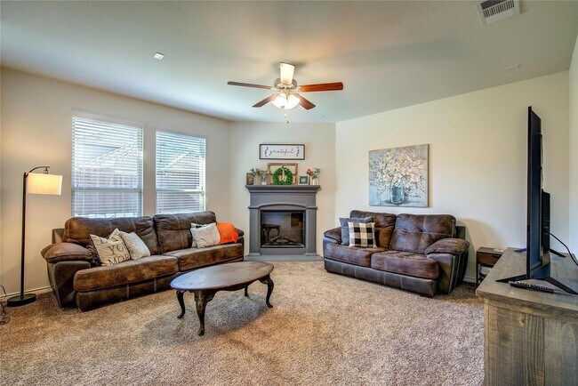 Foto del edificio - Beautiful 4 bedroom 3 bathroom, 1 living r...