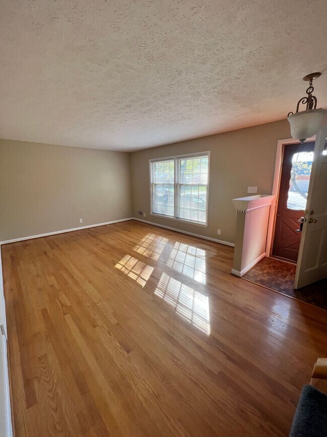 Building Photo - Adorable home in Highview