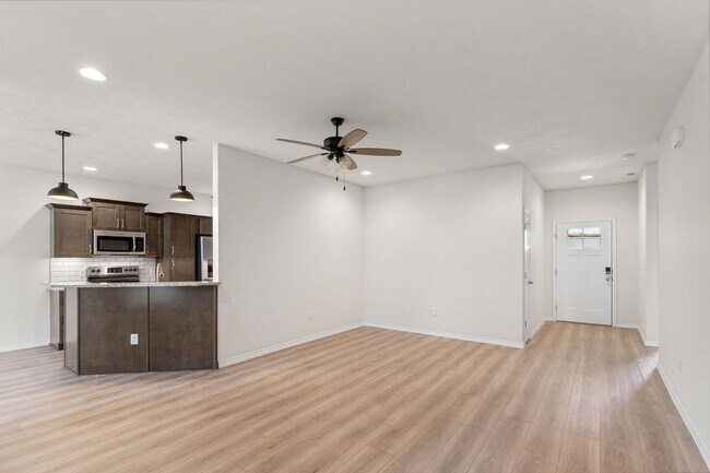 Foto del edificio - NEW LUXURY 3 BED 2 BATH 2 CAR GARAGE DUPLEX