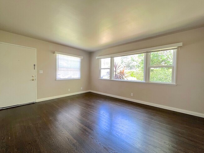 Foto del edificio - 240 N Shamrock Ave