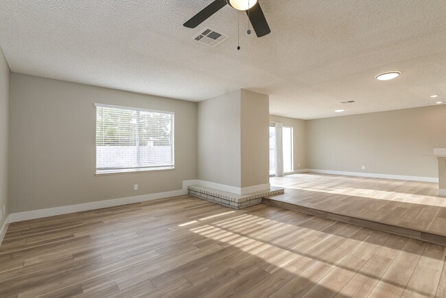 Building Photo - 832 Cherry Dr