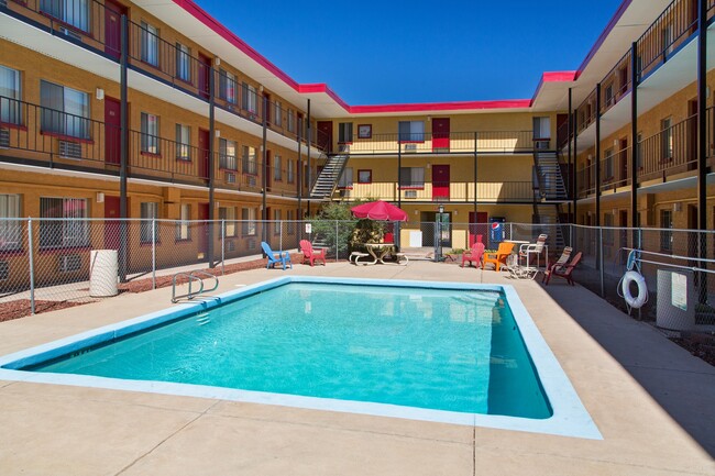 Piscina - Newport Square Apartments