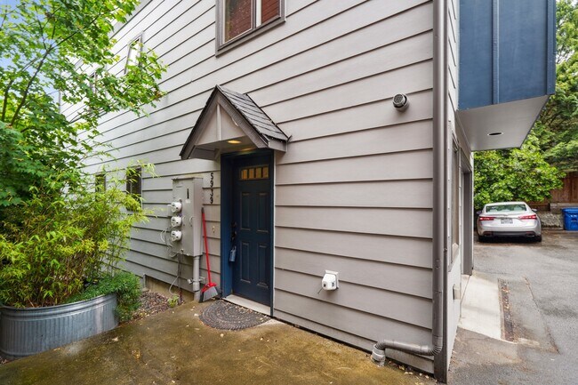 Foto del edificio - 5939 Delridge Way SW