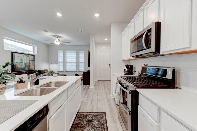 Building Photo - 8014 Lennon Dr