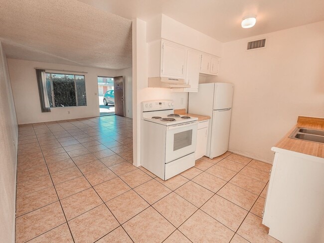 Building Photo - 1 month free rent move in promotion! Don't miss out on this Eastside apartment