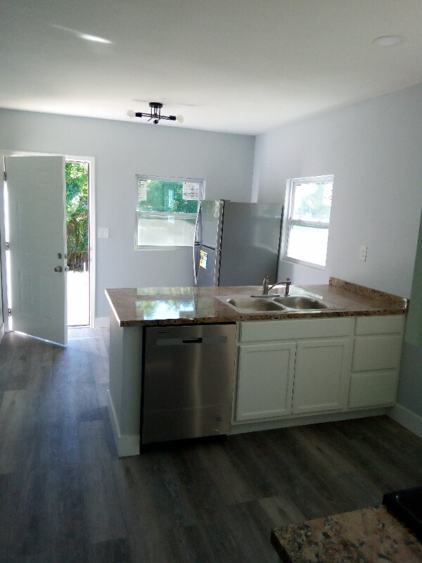 Primary Photo - 1008 Colyer St