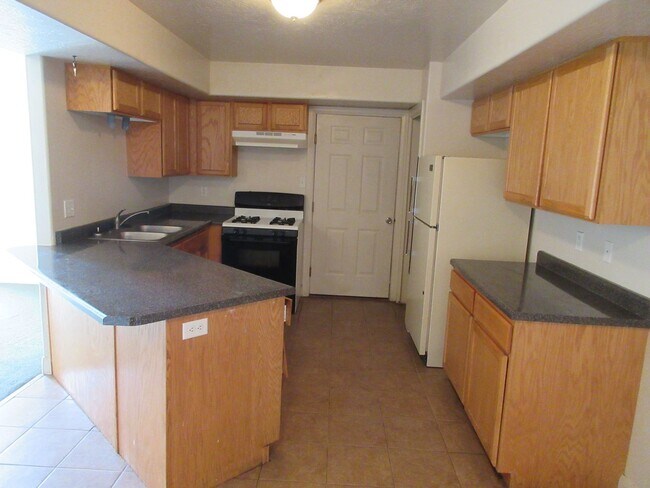 Foto del edificio - 7 bedroom, 3 bathroom twin home