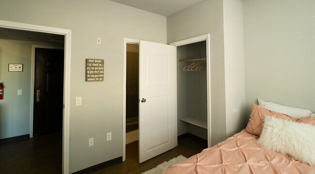 Foto del edificio - Reserve at Richards Apartments