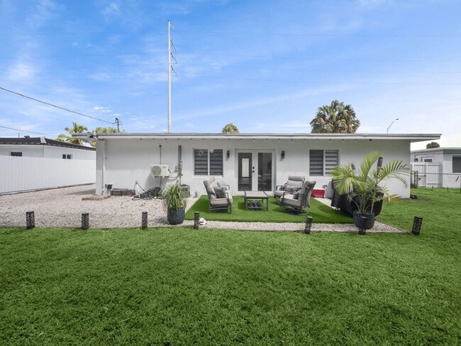 Building Photo - 520 NE 135th St