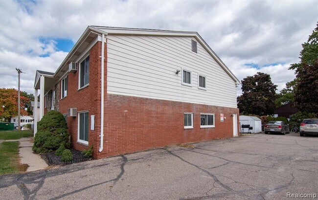 Building Photo - 6930 Yale Street Unit 8