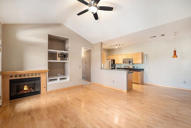 Foto del edificio - 3-Bedroom Condo Available Immediately
