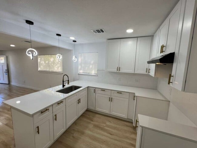 Building Photo - 2413 Brewster St