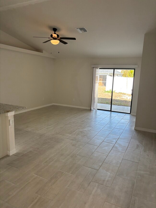 Foto del edificio - 1045 SE 11th Terrace