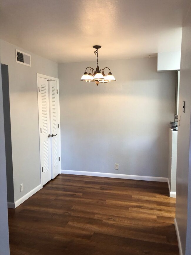 Building Photo - NE UPTOWN WINROCK CONDO 1 Bedroom 1 Bath -...