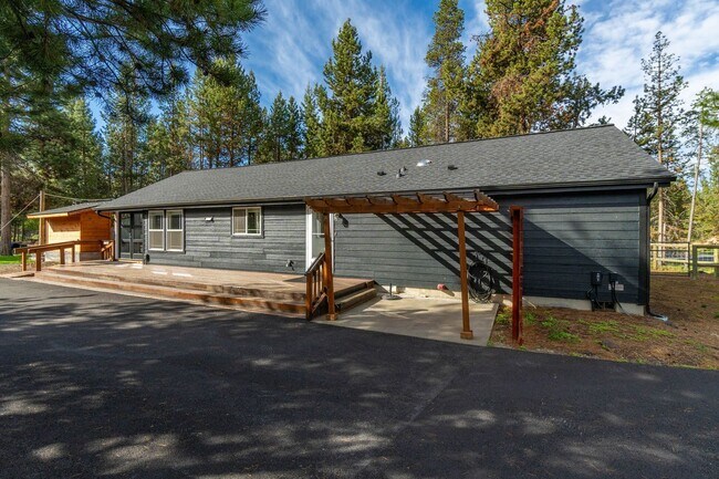 Foto del edificio - Fully furnished corner property south of Sunriver