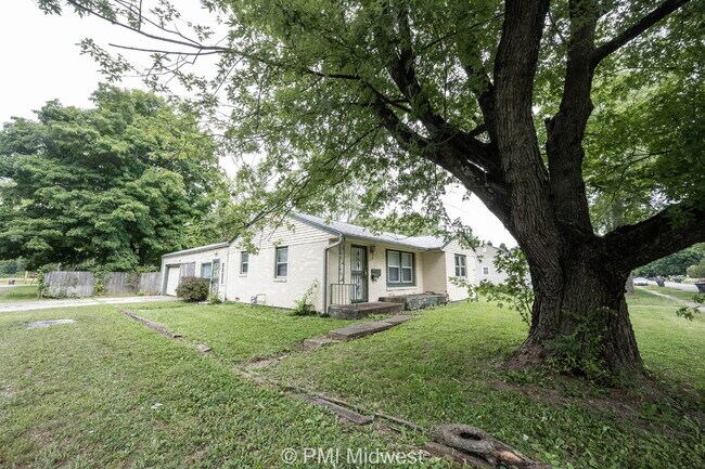Foto del edificio - "Charming 3-Bedroom Home in Anderson, IN w...