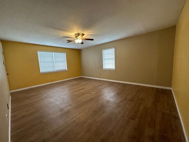 Building Photo - Charming 3/2 Home