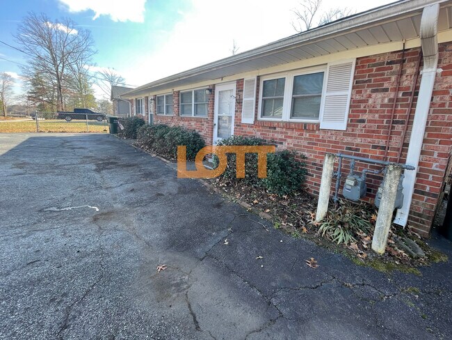 Foto del edificio - 2404 E Lee Rd