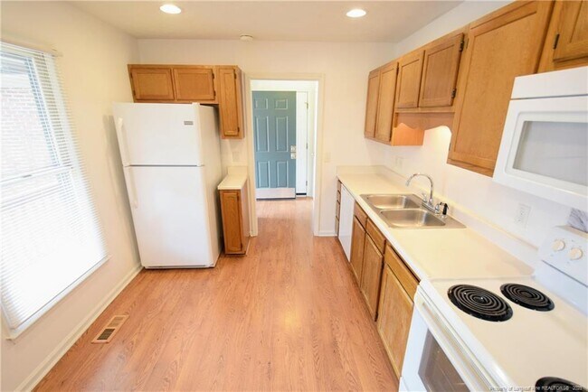 Building Photo - 7128 Dayspring Dr