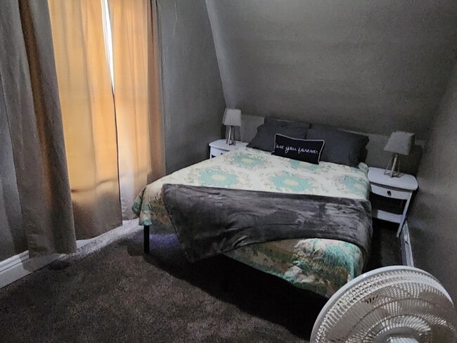 Dormitorio - 942 E 3rd St
